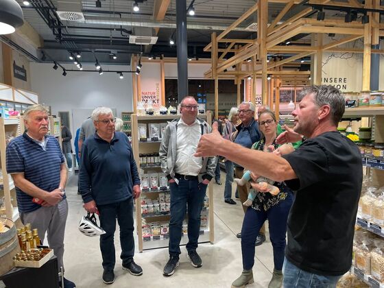 Andreas Hägele führt durch den Vitaminmarkt