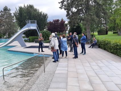 Martin Gänsler erklärt die Altersschwächen des Schwimmerbeckens